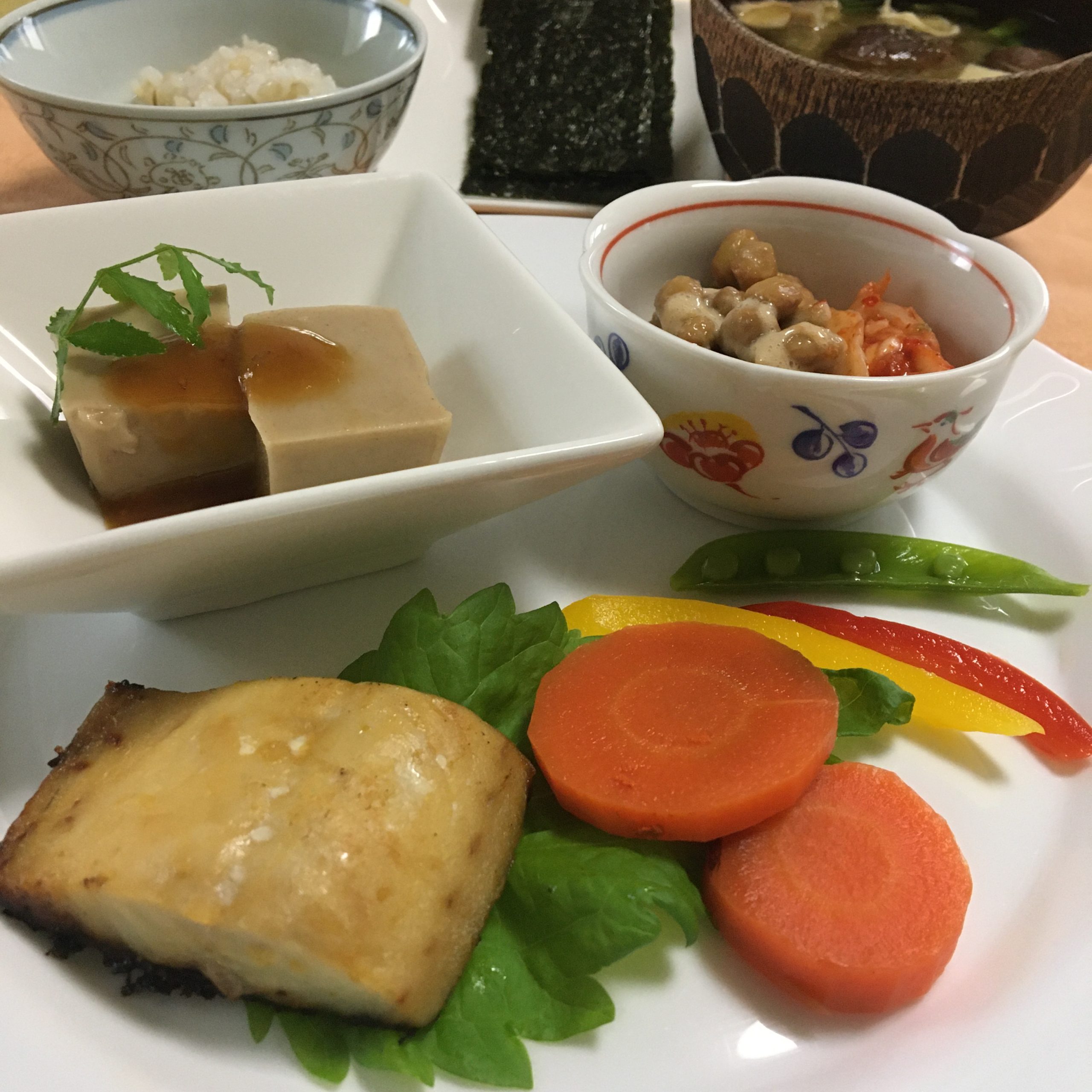 6月20日の朝ごはん(スモークサーモンのチーズトースト、鯖の西京味噌焼)