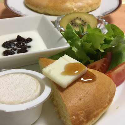 6月5日の朝ごはん(銀鮭のハーブチーズ焼き、パンケーキ)