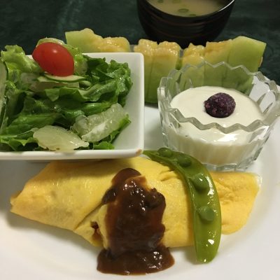 6月21日の朝ごはん(ローズゼラニウムの花、ベトナム揚げ春巻きと豚汁、オムライスと鯛茶漬け)