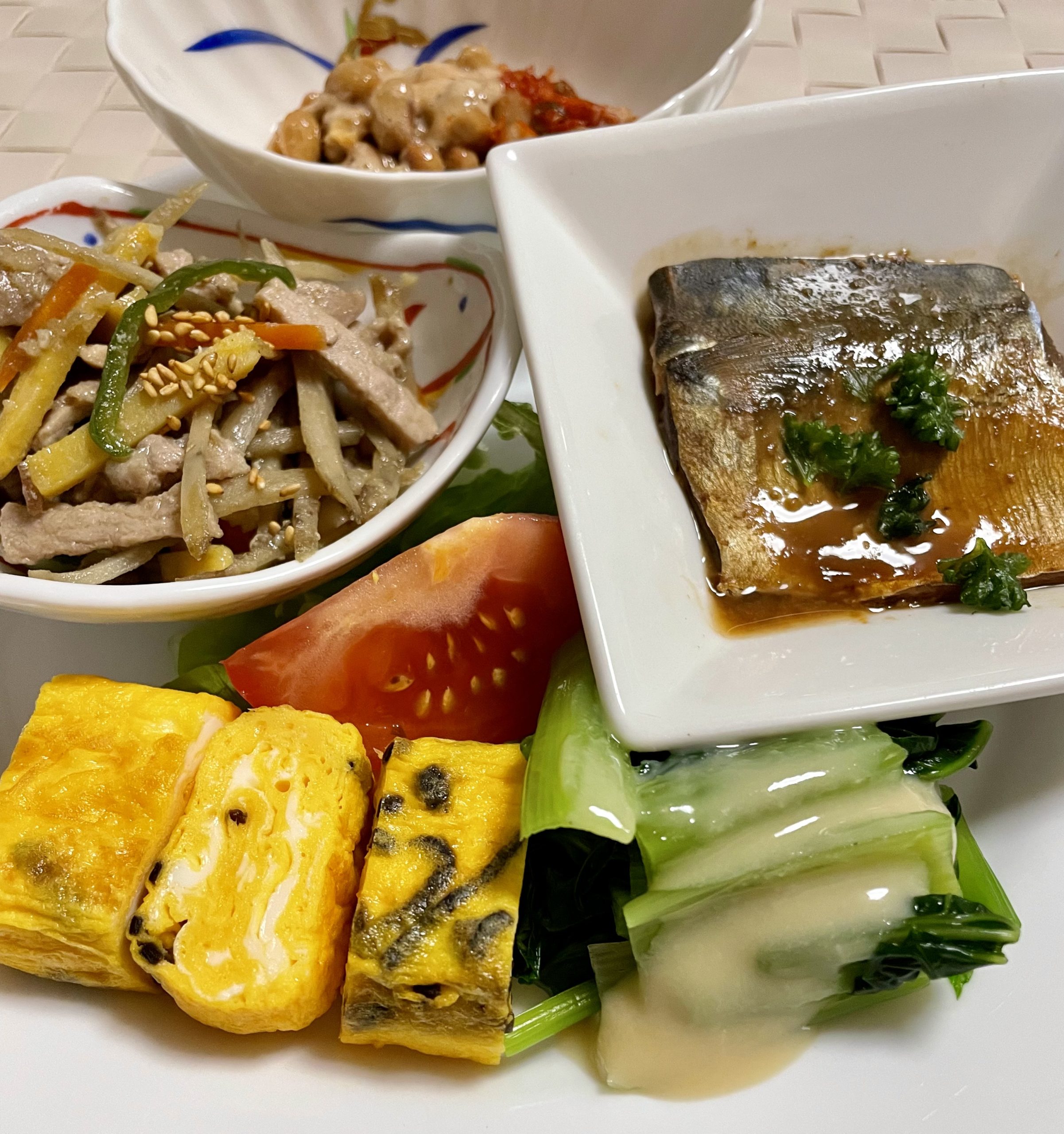 6月10日の晩ごはん(鯖の味噌煮、ヨーグルトと黒ニンニク)