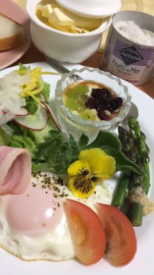 6月12日の朝ごはん(リコッタチーズのパンケーキ、大阪おむすびケーキ)