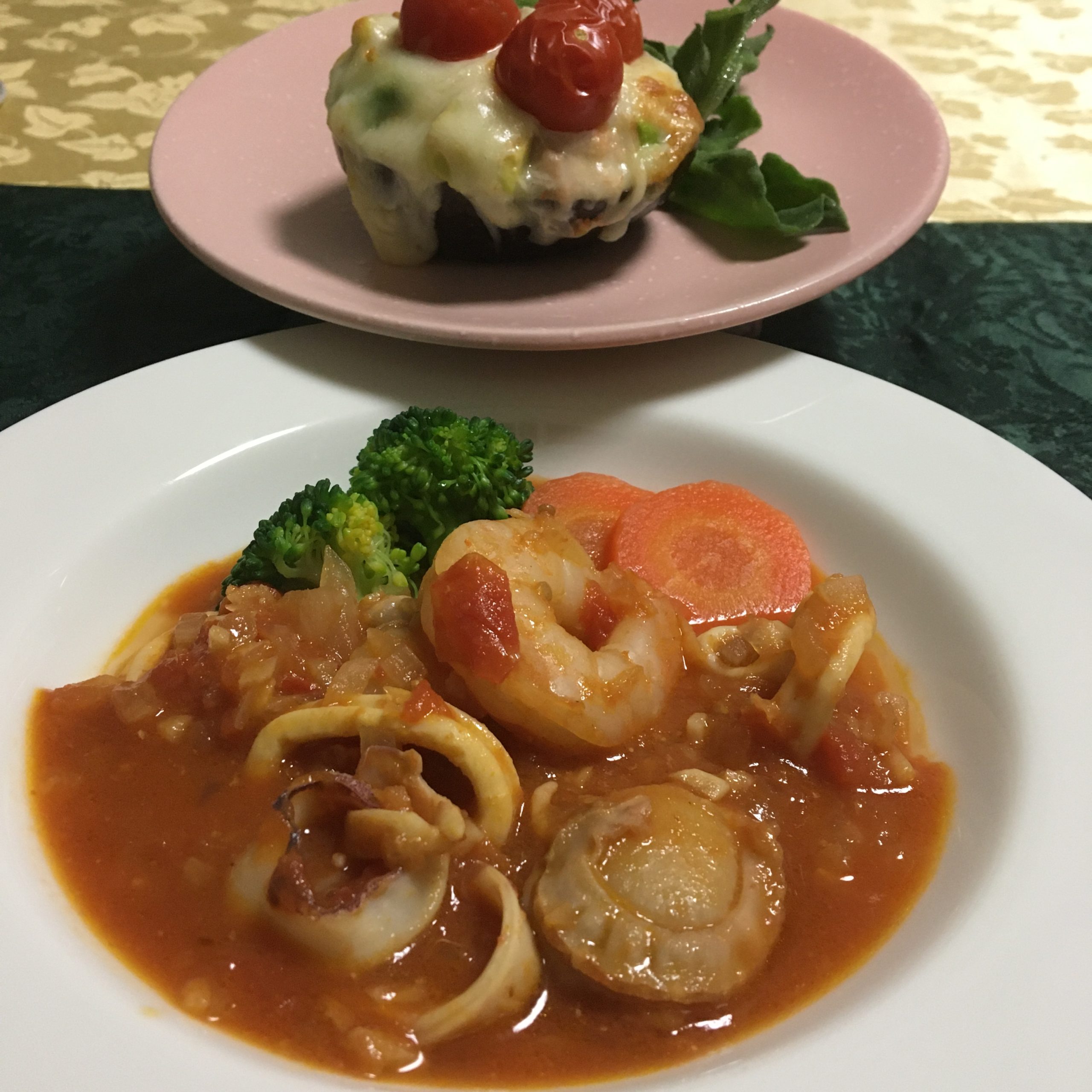 6月6日の晩ごはん(ブイヤベース、アボカドのグラタン)