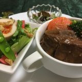 6月7日の晩ごはん(豚ロースの八丁味噌煮込み、アボカドサラダとエディブルフラワー。)