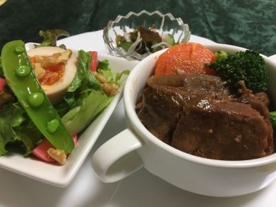 6月7日の晩ごはん(豚ロースの八丁味噌煮込み、アボカドサラダとエディブルフラワー。)