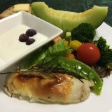 6月15日の朝ごはん(鱈のハーブチーズ焼、オムライスとカリフローレのサラダ)