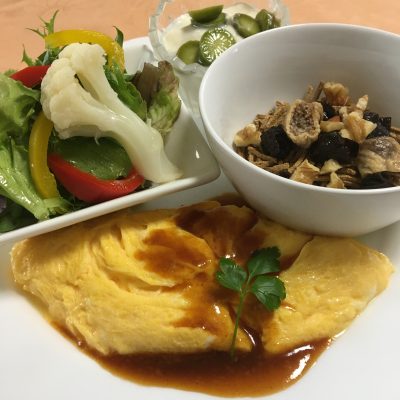 6月19日の朝ごはん(胡麻炒り豆腐、オムレツとサルナシ)