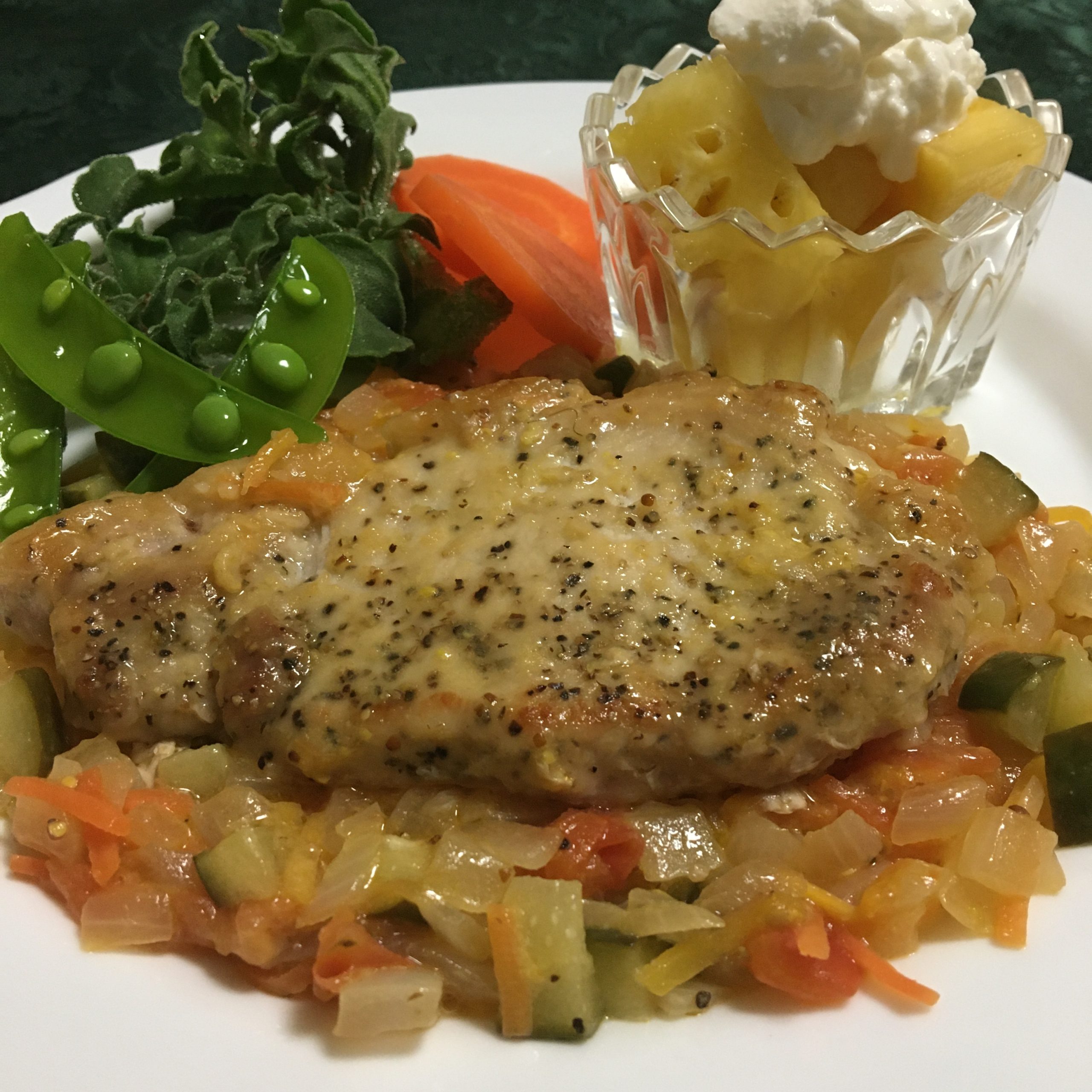 6月2日の晩ごはん(アボカドスライスと目玉焼きトッピングの焼きそば、豚ロースのシャルキュティエールソース)