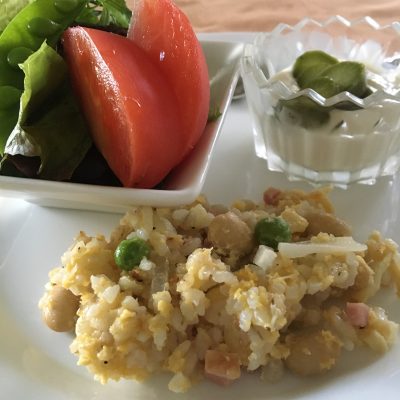 6月18日の朝ごはん(カルビ焼肉、豆とカリフラワー入りのピラフとサルナシ)