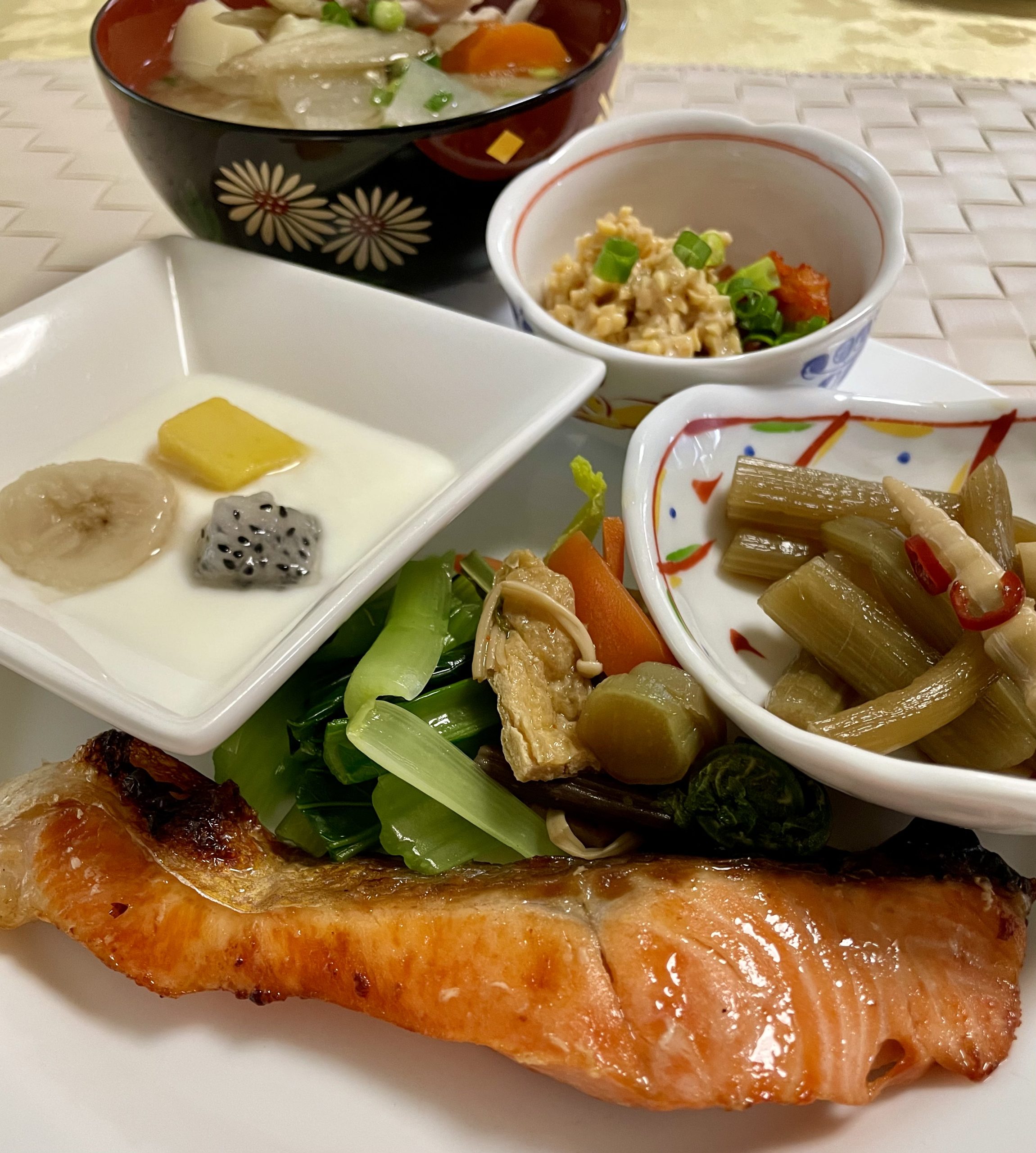 6月11日の朝ごはん(グレープフルーツサラダ、ごぼうの胡麻よごし、ビーフステーキ)