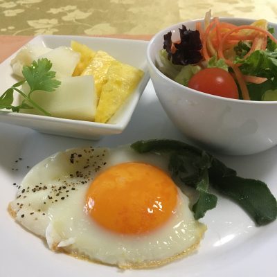 5月25日の朝ごはん(鰺の甘酢サラダ、サニーサイドアップ、金目鯛の干物)