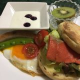 6月16日の朝ごはん(ギョウジャニンニクのソーセージ、イングリッシュマフィンの厚切りサーモンサンド)
