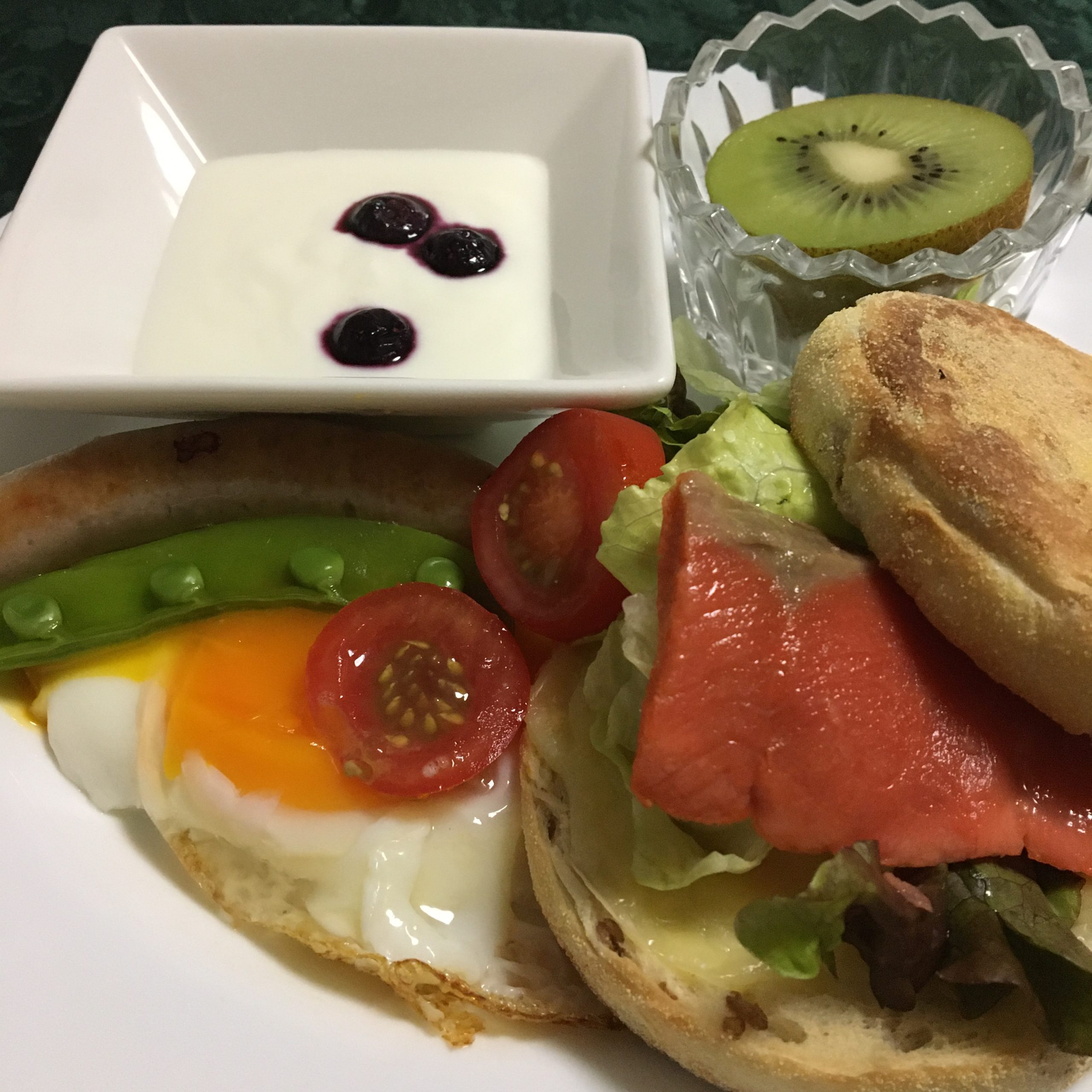 6月16日の朝ごはん(ギョウジャニンニクのソーセージ、イングリッシュマフィンの厚切りサーモンサンド)